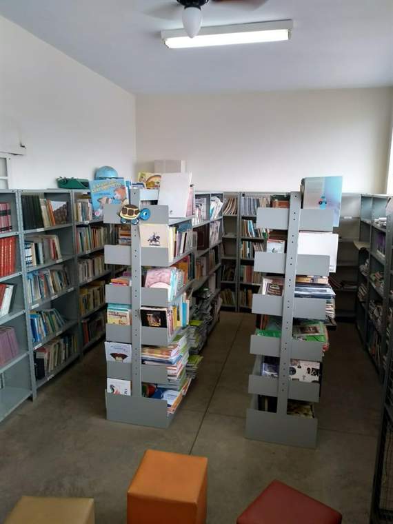 Estantes com o acervo da biblioteca