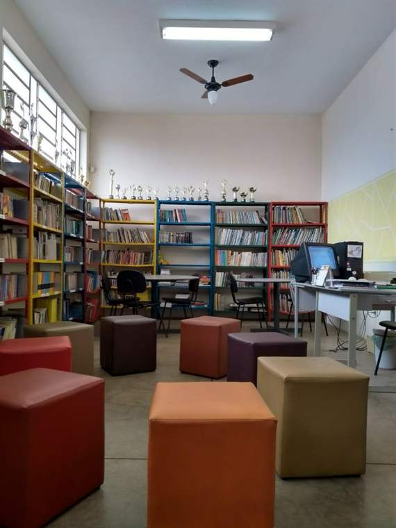 Biblioteca do Castelo Objetivo, com estantes coloridas e espaço de leitura