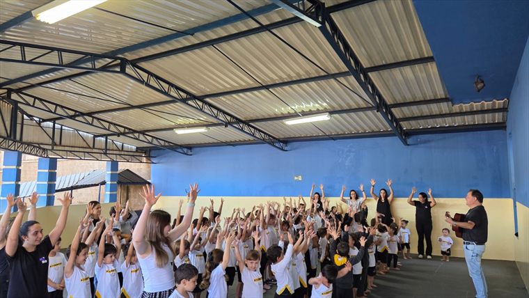 Alunos da Educação Infantil cantando no coral da escola