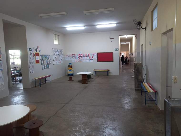 Pátio interno da Educação Infantil com trabalhos dos alunos