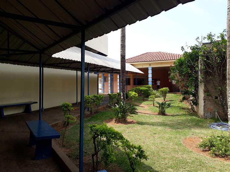 Jardim e passagem coberta entre os blocos da escola