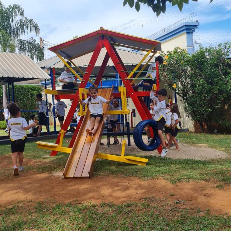 Crianças da Educação Infantil brincando no parque do Castelo Objetivo