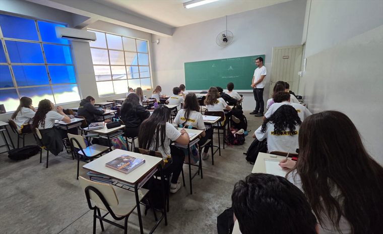 Turma em aula em sala climatizada, com ar-condicionado instalado na parede